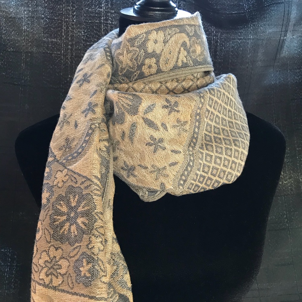 Medallion paisley scarf NWT